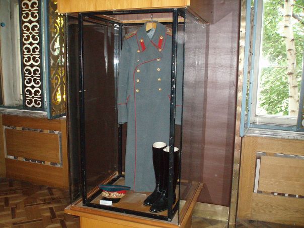 1280px-Stalin_uniform